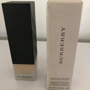 Burberry Matte Glow Foundation #70 Medium Natural